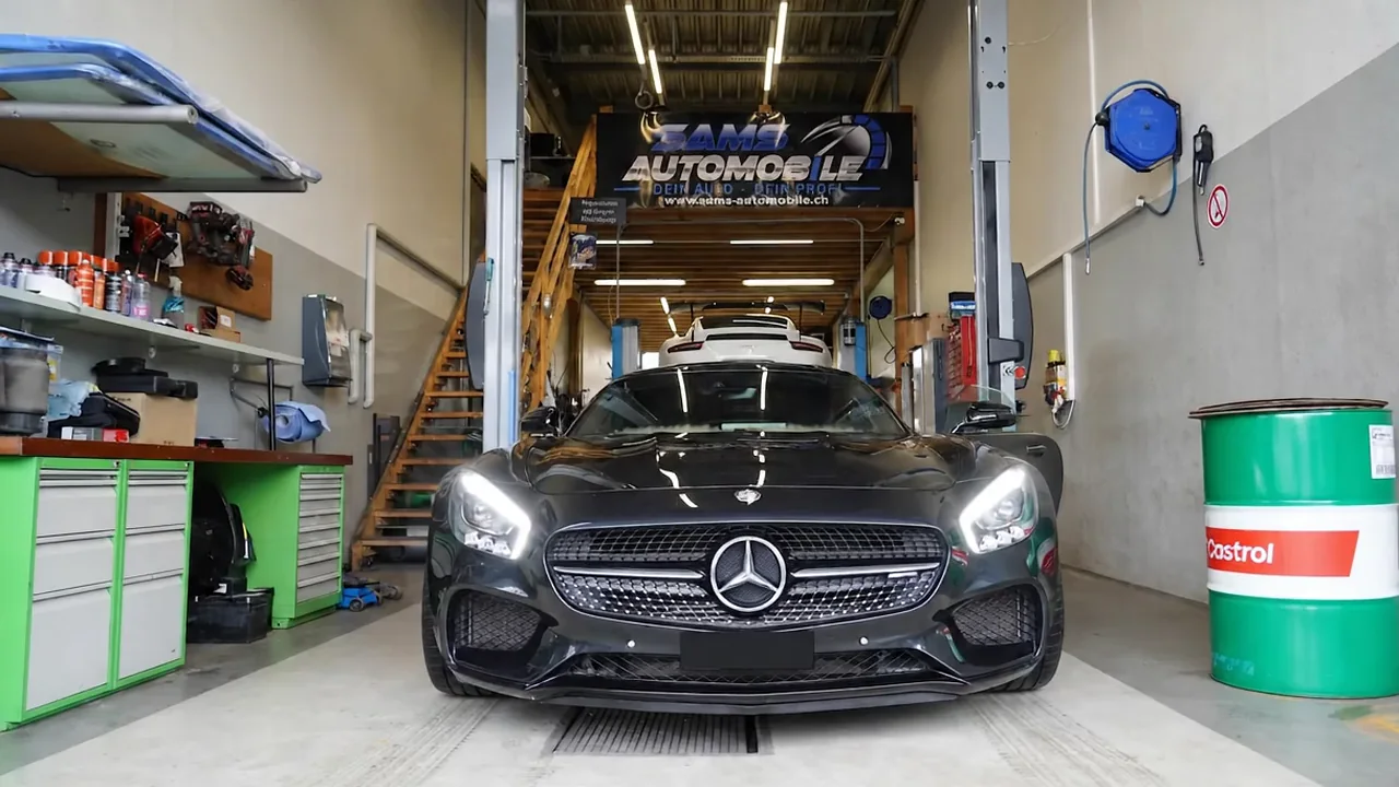 Mercedes vor der Werkstatt von Sams Automobile in Uster